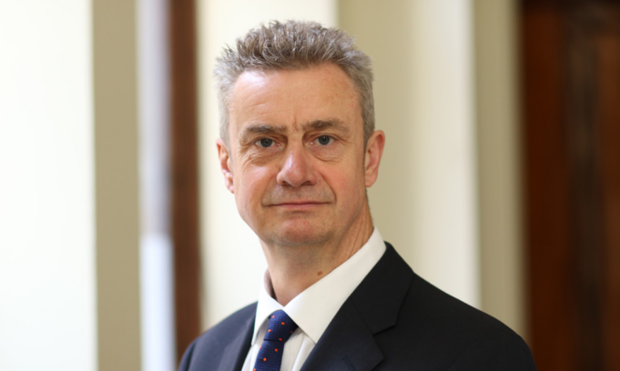 ambasadori-britanik:-te-zbatohet-marreveshja-e-ohrit,-zhgenjyese-qe-jane-nderprere-bisedimet-e-dialogut