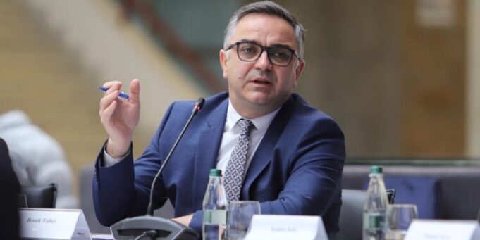 “a-e-shihni-sa-eshte-rritur-krimi-nen-udheheqjen-tuaj,-si-spo-ju-vjen-turp-asnje-reagim”,-besnik-tahiri-me-akuza-ndaj-qeverise-kurti