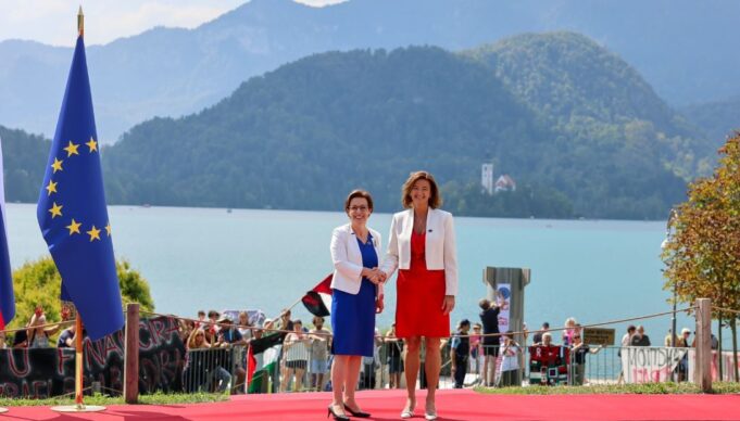 gervalla-pritet-nga-fajon-ne-bled-para-pjesemarrjes-ne-forum