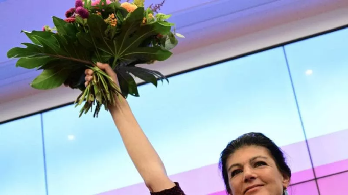 wagenknecht,-rilindja-e-sahras-se-kuqe:-pro-putinistja-e-krahut-te-majte-qe-deshiron-kufij-te-mbyllur-ne-gjermani