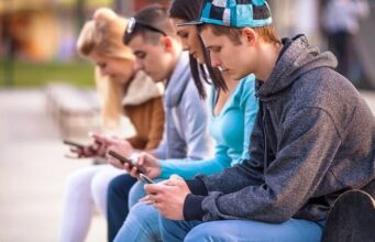 Të rinjtë e varur nga mediat sociale ndihen më të vetmuar sesa të moshuarit te-rinjte-e-varur-nga-mediat-sociale-ndihen-me-te-vetmuar-sesa-te-moshuarit