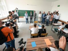 Kurti e pranon që gaboi duke zgjidhur ekuacionin, kërkon falje: Jam i gëzuar që s’isha nxënës, s’do të merrja notë kaluese kurti-e-pranon-qe-gaboi-duke-zgjidhur-ekuacionin,-kerkon-falje:-jam-i-gezuar-qe-s’isha-nxenes,-s’do-te-merrja-note-kaluese