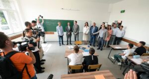 Kurti e pranon që gaboi duke zgjidhur ekuacionin, kërkon falje: Jam i gëzuar që s’isha nxënës, s’do të merrja notë kaluese kurti-e-pranon-qe-gaboi-duke-zgjidhur-ekuacionin,-kerkon-falje:-jam-i-gezuar-qe-s’isha-nxenes,-s’do-te-merrja-note-kaluese