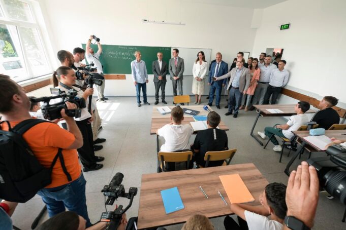 kurti-e-pranon-qe-gaboi-duke-zgjidhur-ekuacionin,-kerkon-falje:-jam-i-gezuar-qe-s’isha-nxenes,-s’do-te-merrja-note-kaluese