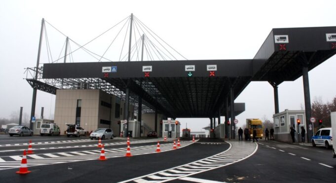 mbyllet-edhe-pika-kufitare-ne-merdare-“deri-te-ndalen-veprimet-selektive-e-fashiste”