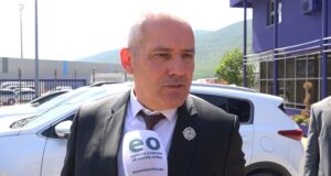 Sveçla: Grupe të maskuara po ndalojnë veturat dhe legjitimojnë udhëtarët në prani të policisë serbe svecla:-grupe-te-maskuara-po-ndalojne-veturat-dhe-legjitimojne-udhetaret-ne-prani-te-policise-serbe