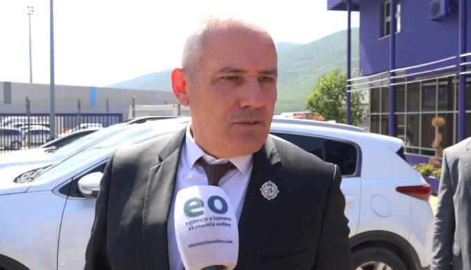 svecla:-grupe-te-maskuara-po-ndalojne-veturat-dhe-legjitimojne-udhetaret-ne-prani-te-policise-serbe