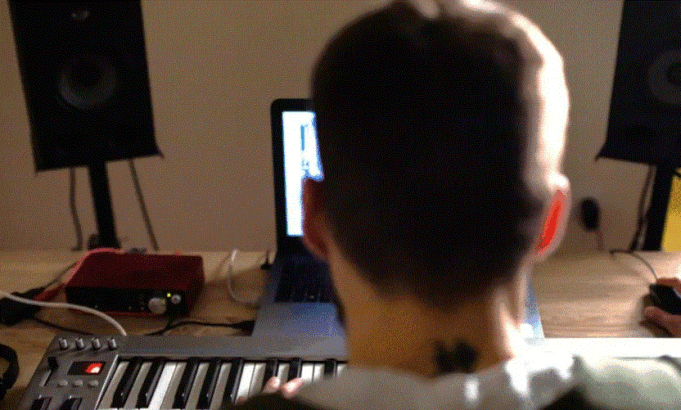 nje-muzikant-ne-shba-akuzohet-per-perdorimin-e-ai-per-te-fituar-te-ardhura-nga-transmetimi