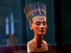 Arkeologu egjiptian i kërkon muzeut gjerman të kthejë bustin e Nefertitit arkeologu-egjiptian-i-kerkon-muzeut-gjerman-te-ktheje-bustin-e-nefertitit
