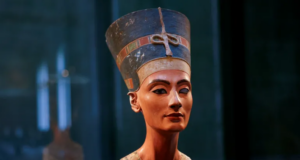 Arkeologu egjiptian i kërkon muzeut gjerman të kthejë bustin e Nefertitit arkeologu-egjiptian-i-kerkon-muzeut-gjerman-te-ktheje-bustin-e-nefertitit
