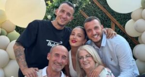 Lotina i shkon për vizitë familjes së Mozzikut, për ditëlindjen e ‘vjehrrës’ lotina-i-shkon-per-vizite-familjes-se-mozzikut,-per-ditelindjen-e-‘vjehrres’