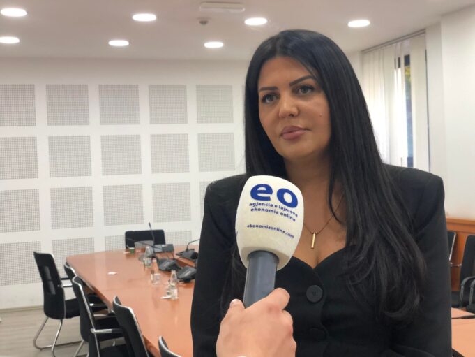 krasniqi:-eshte-vone-qe-presidentja-osmani-te-distancohet-nga-kurti