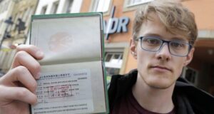 Hong Kong-u refuzon hyrjen për aktivistin gjerman që shkoi në Kinë hong-kong-u-refuzon-hyrjen-per-aktivistin-gjerman-qe-shkoi-ne-kine