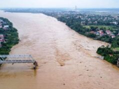Makinat zhyten në lumë ndërsa super tajfuni shkatërron urën e Vietnamit makinat-zhyten-ne-lume-ndersa-super-tajfuni-shkaterron-uren-e-vietnamit