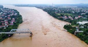 Makinat zhyten në lumë ndërsa super tajfuni shkatërron urën e Vietnamit makinat-zhyten-ne-lume-ndersa-super-tajfuni-shkaterron-uren-e-vietnamit