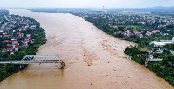 makinat-zhyten-ne-lume-ndersa-super-tajfuni-shkaterron-uren-e-vietnamit