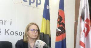 Ish-ministrja ia “sqaron” Muratit: Shtesat për fëmijë vijnë nga tatimet më të larta që paguajnë prindërit e tyre ish-ministrja-ia-“sqaron”-muratit:-shtesat-per-femije-vijne-nga-tatimet-me-te-larta-qe-paguajne-prinderit-e-tyre