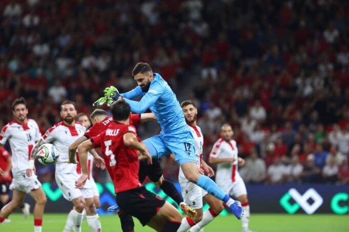 gjeorgjia-thyen-keshtjellen-kuqezi