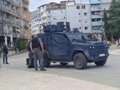 Autoblinda e policë me jelekë antiplumb në veri, besohet se lidhet me arrestimin e 4 serbëve autoblinda-e-police-me-jeleke-antiplumb-ne-veri,-besohet-se-lidhet-me-arrestimin-e-4-serbeve