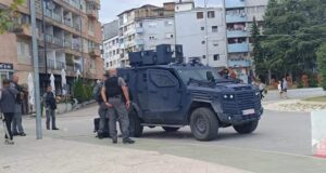 Autoblinda e policë me jelekë antiplumb në veri, besohet se lidhet me arrestimin e 4 serbëve autoblinda-e-police-me-jeleke-antiplumb-ne-veri,-besohet-se-lidhet-me-arrestimin-e-4-serbeve