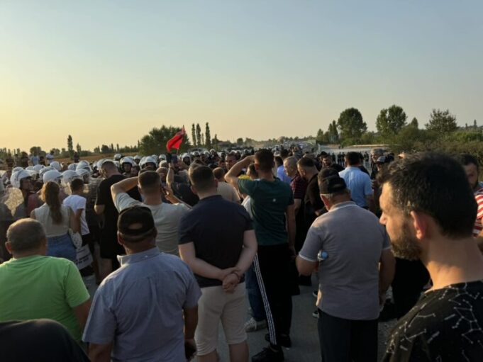 pas-dy-muajsh-proteste-ne-aksin-thumane-kashar,-pranohet-kerkesa-e-banoreve-per-hyrje-–-dalje-ne-zonat-e-tyre