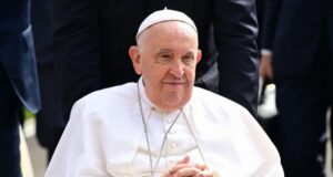 Papa Françesku kritikon Trumpin dhe Harrisin dhe thotë se votuesit duhet të zgjedhin mes “më të voglës nga dy të këqijat” papa-francesku-kritikon-trumpin-dhe-harrisin-dhe-thote-se-votuesit-duhet-te-zgjedhin-mes-“me-te-vogles-nga-dy-te-keqijat”