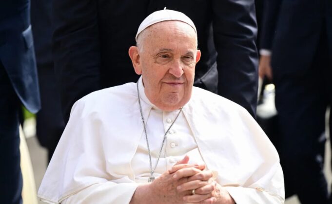 papa-francesku-kritikon-trumpin-dhe-harrisin-dhe-thote-se-votuesit-duhet-te-zgjedhin-mes-“me-te-vogles-nga-dy-te-keqijat”