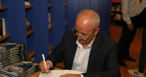 Ish-mjeku i UÇK-së, promovon librin “Mjekësia e Bjeshkatarisë” ish-mjeku-i-uck-se,-promovon-librin-“mjekesia-e-bjeshkatarise”