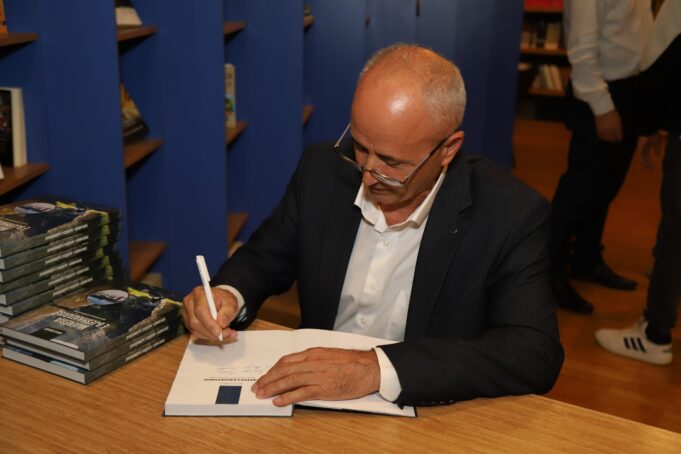 ish-mjeku-i-uck-se,-promovon-librin-“mjekesia-e-bjeshkatarise”