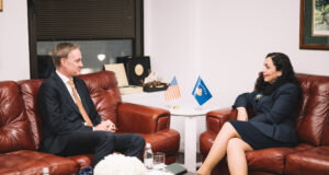 Osmani takoi ambasadorin Carpenter, diskutuan “për rëndësinë e bashkëpunimit Kosovë-ShBA” osmani-takoi-ambasadorin-carpenter,-diskutuan-“per-rendesine-e-bashkepunimit-kosove-shba”