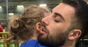 Meriton Mjekiqi publikon momentin emocionues kur takohet me djalin e tij pas një kohe të gjatë meriton-mjekiqi-publikon-momentin-emocionues-kur-takohet-me-djalin-e-tij-pas-nje-kohe-te-gjate