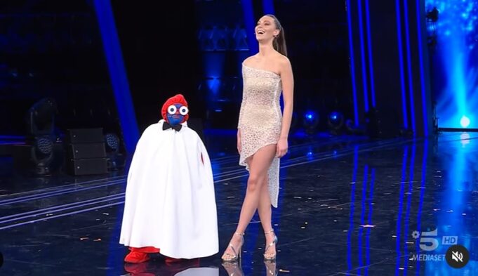 gresa-hoti-flet-shqip-ne-canale-5