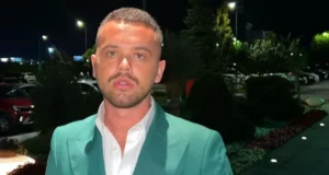 Yll Limani bën publike ftesën e dasmës së Dafinës dhe Kreshnikut yll-limani-ben-publike-ftesen-e-dasmes-se-dafines-dhe-kreshnikut