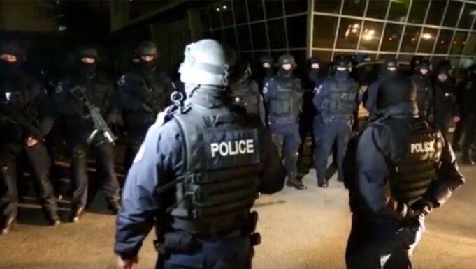 aksion-i-madh-kunder-shpelarjes-se-parave-–-sekuestrohen-dokumente,-vetura-e-arme,-urdher-ndalues-per-39-banesa-e-30-garazhe