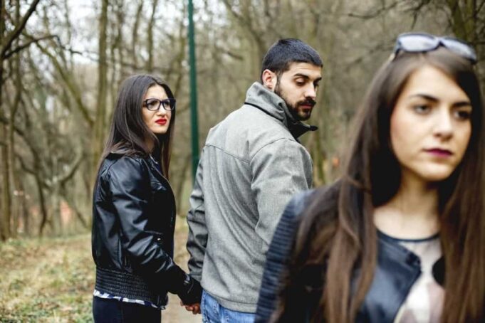 c’te-beni-kur-ai-shikon-femrat-e-tjera?