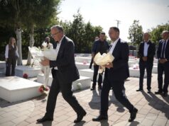 26-vjetori i masakrës në Abri të Epërme, Nura dhe Hamza bëjnë homazhe tek Kompleksi i Martirëve 26-vjetori-i-masakres-ne-abri-te-eperme,-nura-dhe-hamza-bejne-homazhe-tek-kompleksi-i-martireve