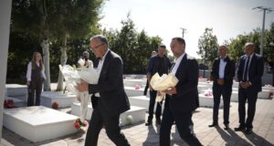 26-vjetori i masakrës në Abri të Epërme, Nura dhe Hamza bëjnë homazhe tek Kompleksi i Martirëve 26-vjetori-i-masakres-ne-abri-te-eperme,-nura-dhe-hamza-bejne-homazhe-tek-kompleksi-i-martireve