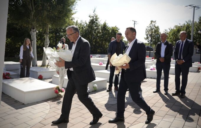 26-vjetori-i-masakres-ne-abri-te-eperme,-nura-dhe-hamza-bejne-homazhe-tek-kompleksi-i-martireve