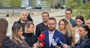 AGK-ja dënon gjuhën sulmuese të kryeministrit Kurti ndaj medieve agk-ja-denon-gjuhen-sulmuese-te-kryeministrit-kurti-ndaj-medieve