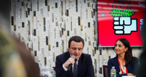 “Regjimi i vjetër po i paguan mediet me para të pista” – Nga Internacionalja Socialiste, Kurti sulmon mediat dhe opozitën “regjimi-i-vjeter-po-i-paguan-mediet-me-para-te-pista”-–-nga-internacionalja-socialiste,-kurti-sulmon-mediat-dhe-opoziten