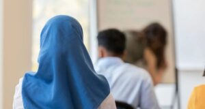 Agusholli: Nga e hëna nxënësja me mbulesë kthehet në shkollë agusholli:-nga-e-hena-nxenesja-me-mbulese-kthehet-ne-shkolle