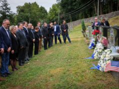 Gërvalla bën homazhe tek varrezat e vëllezërve Bytyqi në New York: Zbardhja e këtij krimi, plagë e hapur gervalla-ben-homazhe-tek-varrezat-e-vellezerve-bytyqi-ne-new-york:-zbardhja-e-ketij-krimi,-plage-e-hapur