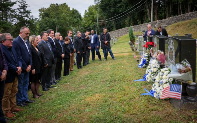 gervalla-ben-homazhe-tek-varrezat-e-vellezerve-bytyqi-ne-new-york:-zbardhja-e-ketij-krimi,-plage-e-hapur