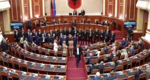 Kaosi në Kuvendin e Shqipërisë, PS-ja pritet të kërkojë përjashtimin e 24 deputetëve kaosi-ne-kuvendin-e-shqiperise,-ps-ja-pritet-te-kerkoje-perjashtimin-e-24-deputeteve