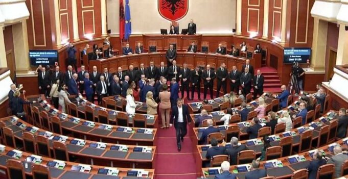kaosi-ne-kuvendin-e-shqiperise,-ps-ja-pritet-te-kerkoje-perjashtimin-e-24-deputeteve