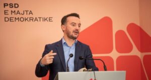 Molliqaj: Pagat vonohen për shkak të tekeve të Muratit, FSK-së i “harrnohet” sigurimi i bukës molliqaj:-pagat-vonohen-per-shkak-te-tekeve-te-muratit,-fsk-se-i-“harrnohet”-sigurimi-i-bukes