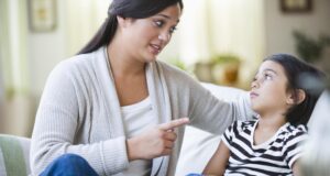 8 mënyra për ta bërë fëmijën tuaj t’ju dëgjojë 8-menyra-per-ta-bere-femijen-tuaj-t’ju-degjoje