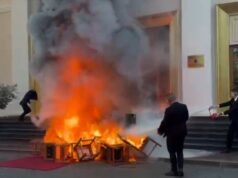 Kaosi në Kuvend, ambasada britanike në Shqipëri: Dhuna nuk ka vend në demokraci kaosi-ne-kuvend,-ambasada-britanike-ne-shqiperi:-dhuna-nuk-ka-vend-ne-demokraci