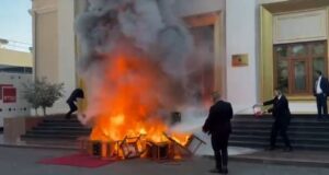 Kaosi në Kuvend, ambasada britanike në Shqipëri: Dhuna nuk ka vend në demokraci kaosi-ne-kuvend,-ambasada-britanike-ne-shqiperi:-dhuna-nuk-ka-vend-ne-demokraci