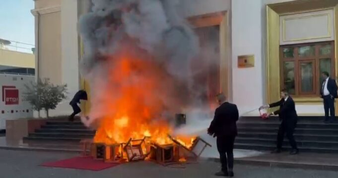 kaosi-ne-kuvend,-ambasada-britanike-ne-shqiperi:-dhuna-nuk-ka-vend-ne-demokraci